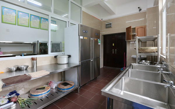 避免廚師患上職業(yè)性支氣管炎，廚房風(fēng)機(jī)維護(hù)必不可少！